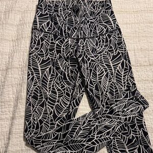 Lululemon Athletica Black and White Leaf Pattern Leggings